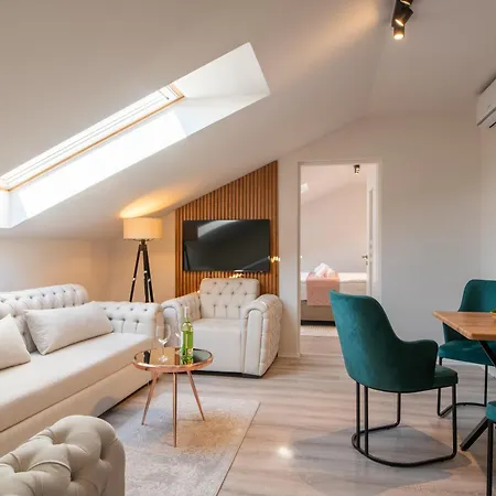 Aparthotel Holdvirag *