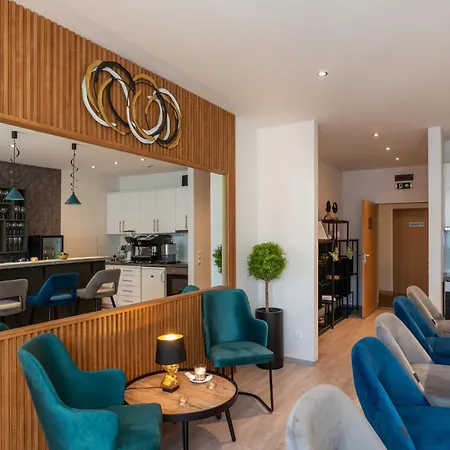 Holdvirag Aparthotel *