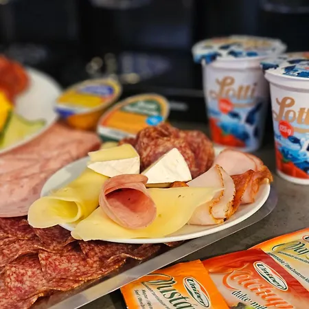 Holdvirag מלון דירות 4*