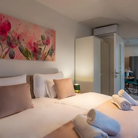 Apart Otel Holdvirag 4*